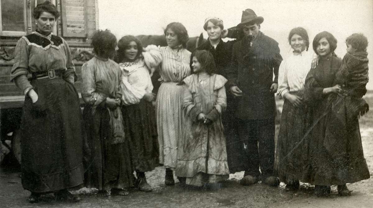 A Vanished Era: Vintage Photos Document the Lives of Western European Gypsies in the 1930s-1960s