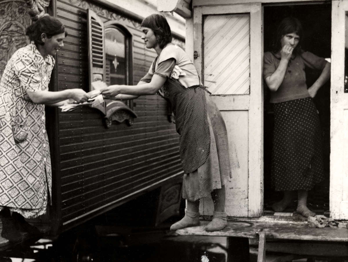 A Vanished Era: Vintage Photos Document the Lives of Western European Gypsies in the 1930s-1960s