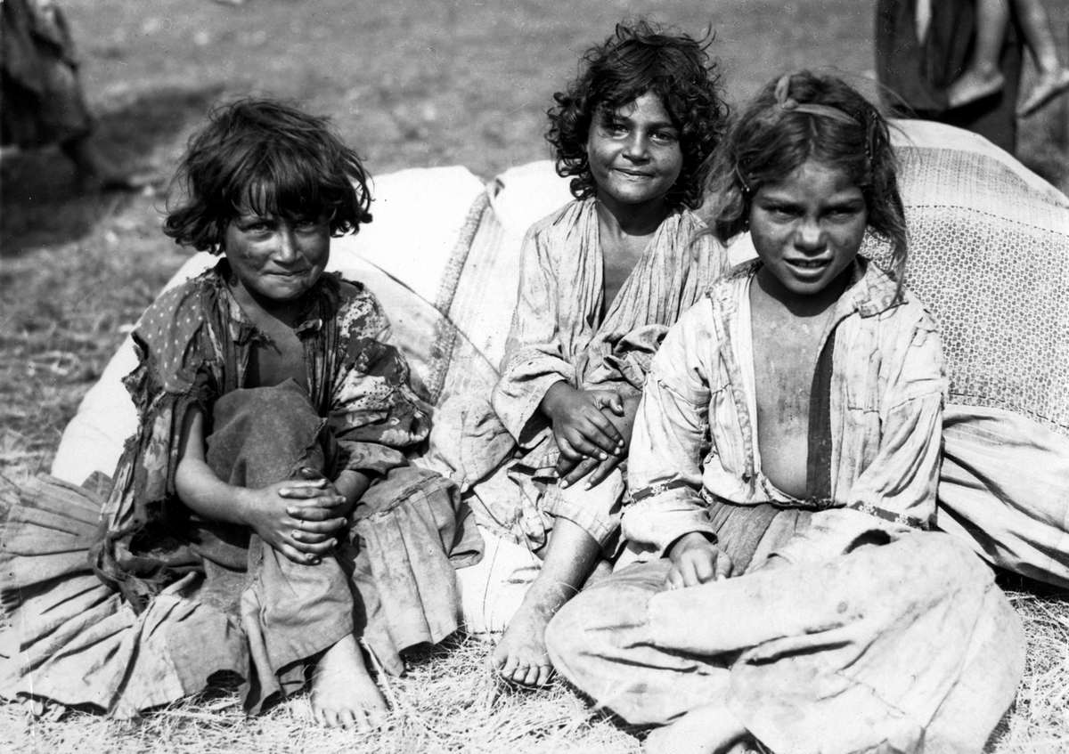 A Vanished Era: Vintage Photos Document the Lives of Western European Gypsies in the 1930s-1960s