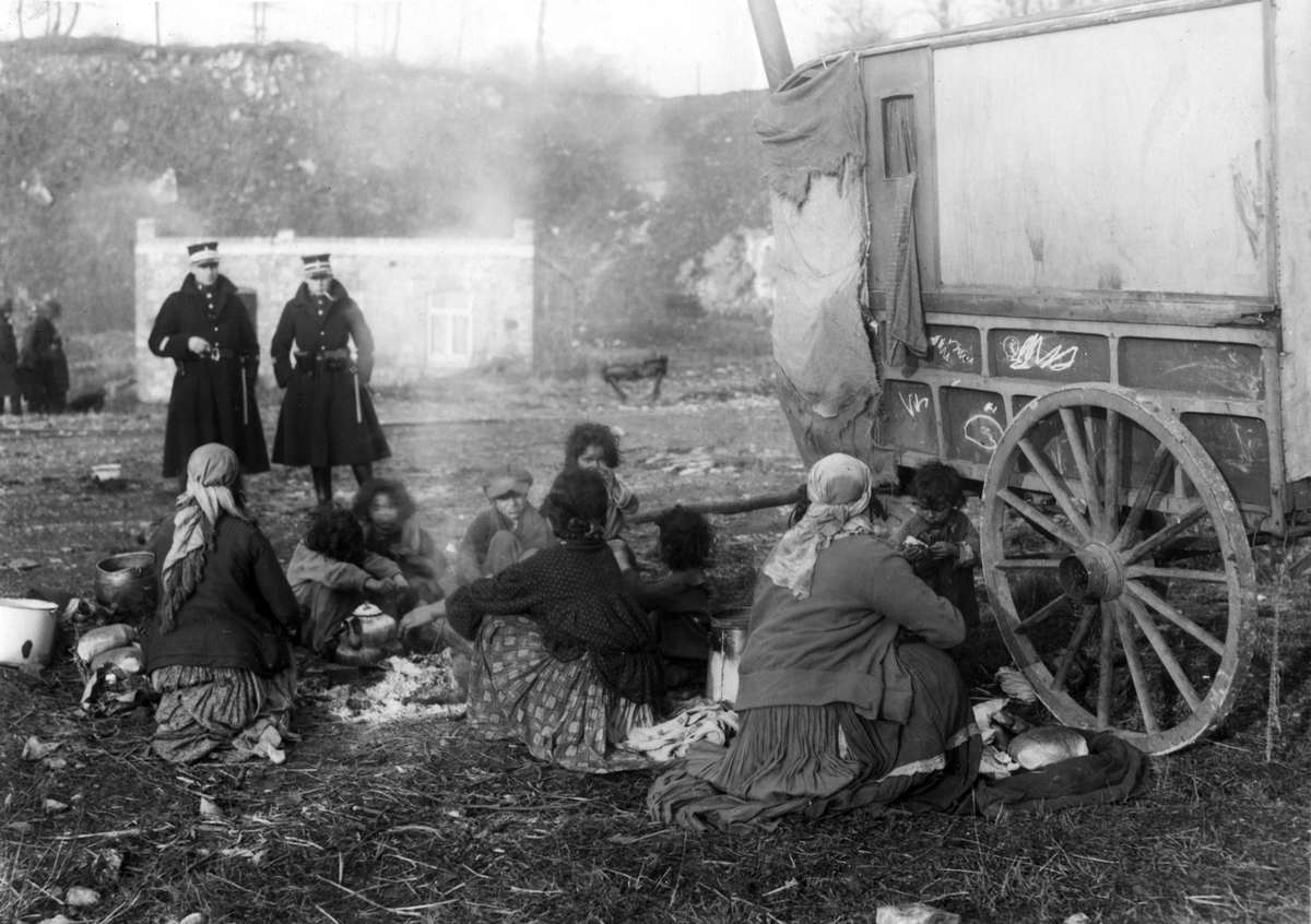 A Vanished Era: Vintage Photos Document the Lives of Western European Gypsies in the 1930s-1960s