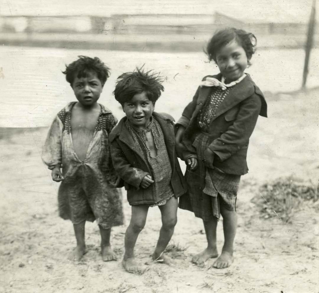 A Vanished Era: Vintage Photos Document the Lives of Western European Gypsies in the 1930s-1960s