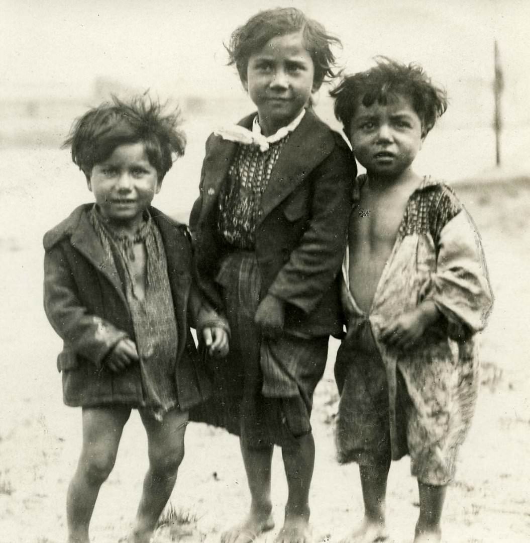 A Vanished Era: Vintage Photos Document the Lives of Western European Gypsies in the 1930s-1960s