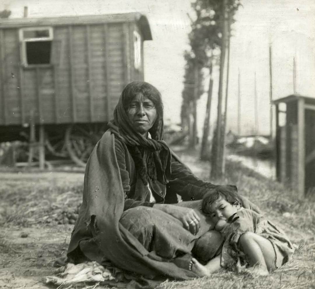 A Vanished Era: Vintage Photos Document the Lives of Western European Gypsies in the 1930s-1960s