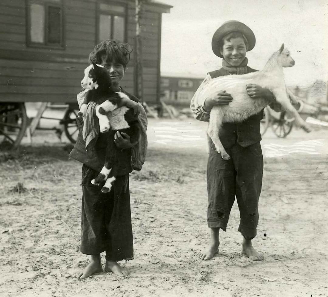 A Vanished Era: Vintage Photos Document the Lives of Western European Gypsies in the 1930s-1960s