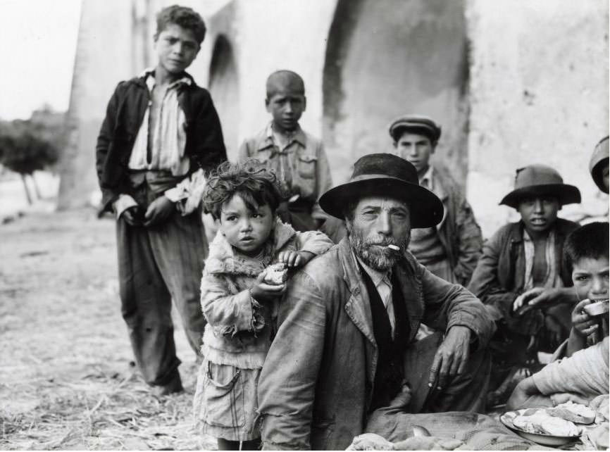 A Vanished Era: Vintage Photos Document the Lives of Western European Gypsies in the 1930s-1960s