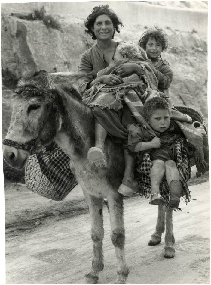 A Vanished Era: Vintage Photos Document the Lives of Western European Gypsies in the 1930s-1960s