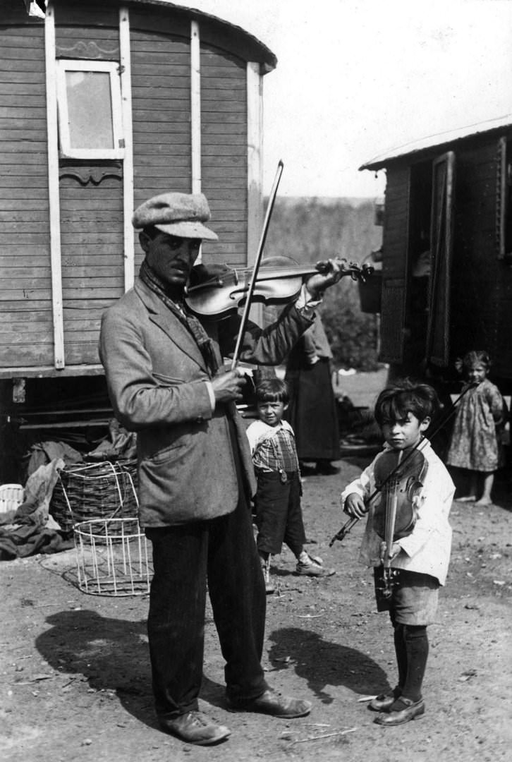 A Vanished Era: Vintage Photos Document the Lives of Western European Gypsies in the 1930s-1960s