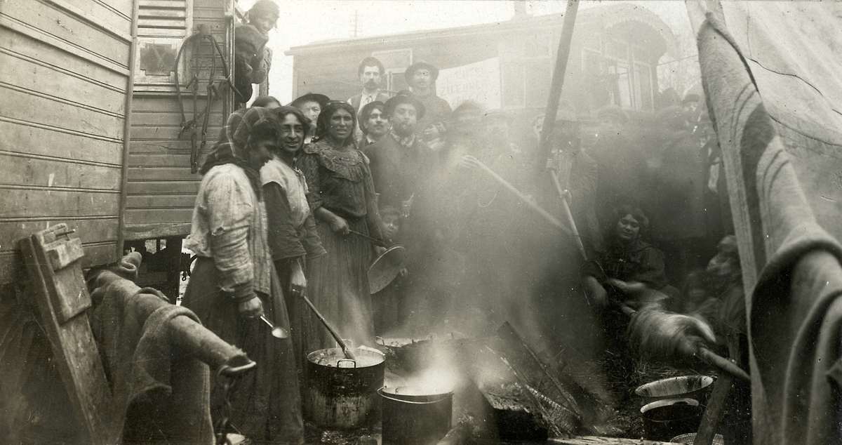 A Vanished Era: Vintage Photos Document the Lives of Western European Gypsies in the 1930s-1960s