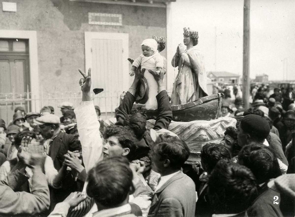 A Vanished Era: Vintage Photos Document the Lives of Western European Gypsies in the 1930s-1960s