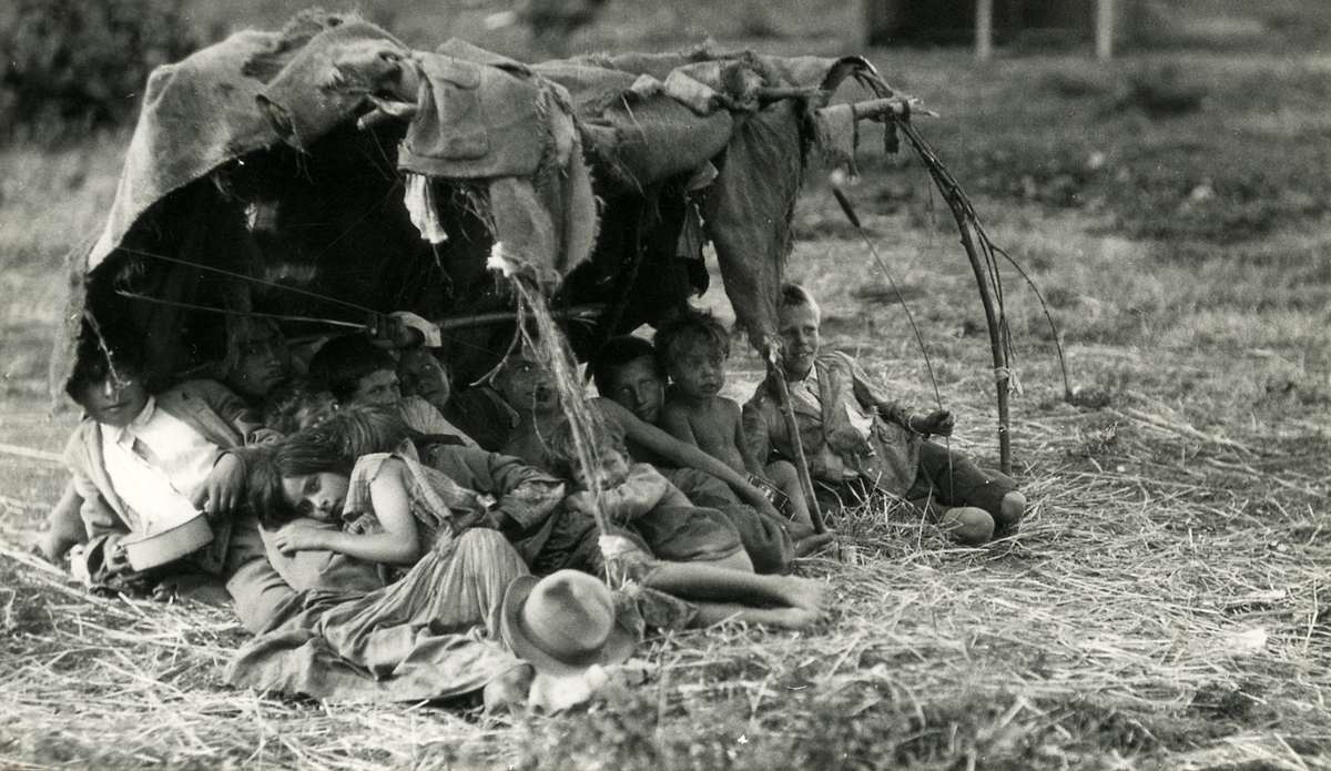 A Vanished Era: Vintage Photos Document the Lives of Western European Gypsies in the 1930s-1960s