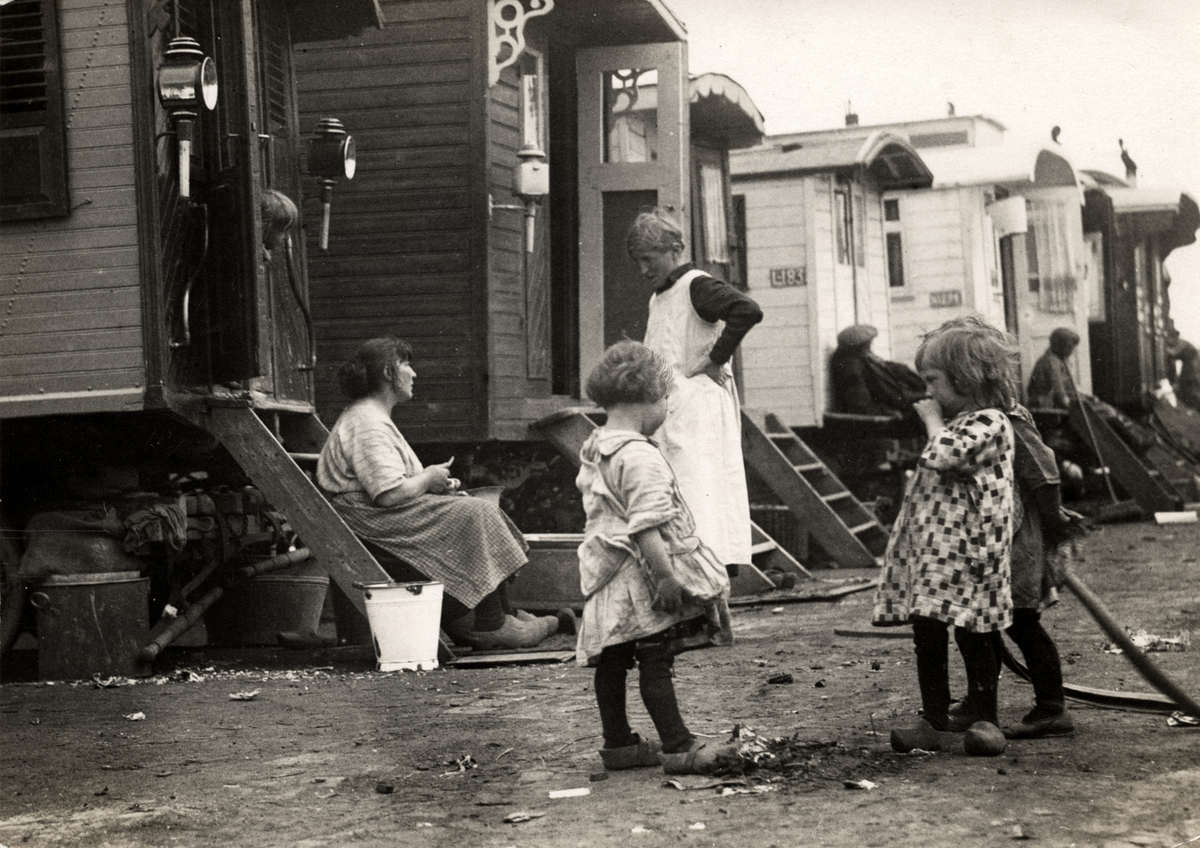 A Vanished Era: Vintage Photos Document the Lives of Western European Gypsies in the 1930s-1960s