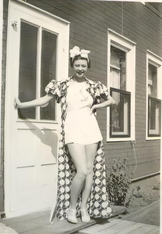 The Bathing Beauties of Early 1900s: A Photographic Exploration of How Women's Swimsuits Changed Over time