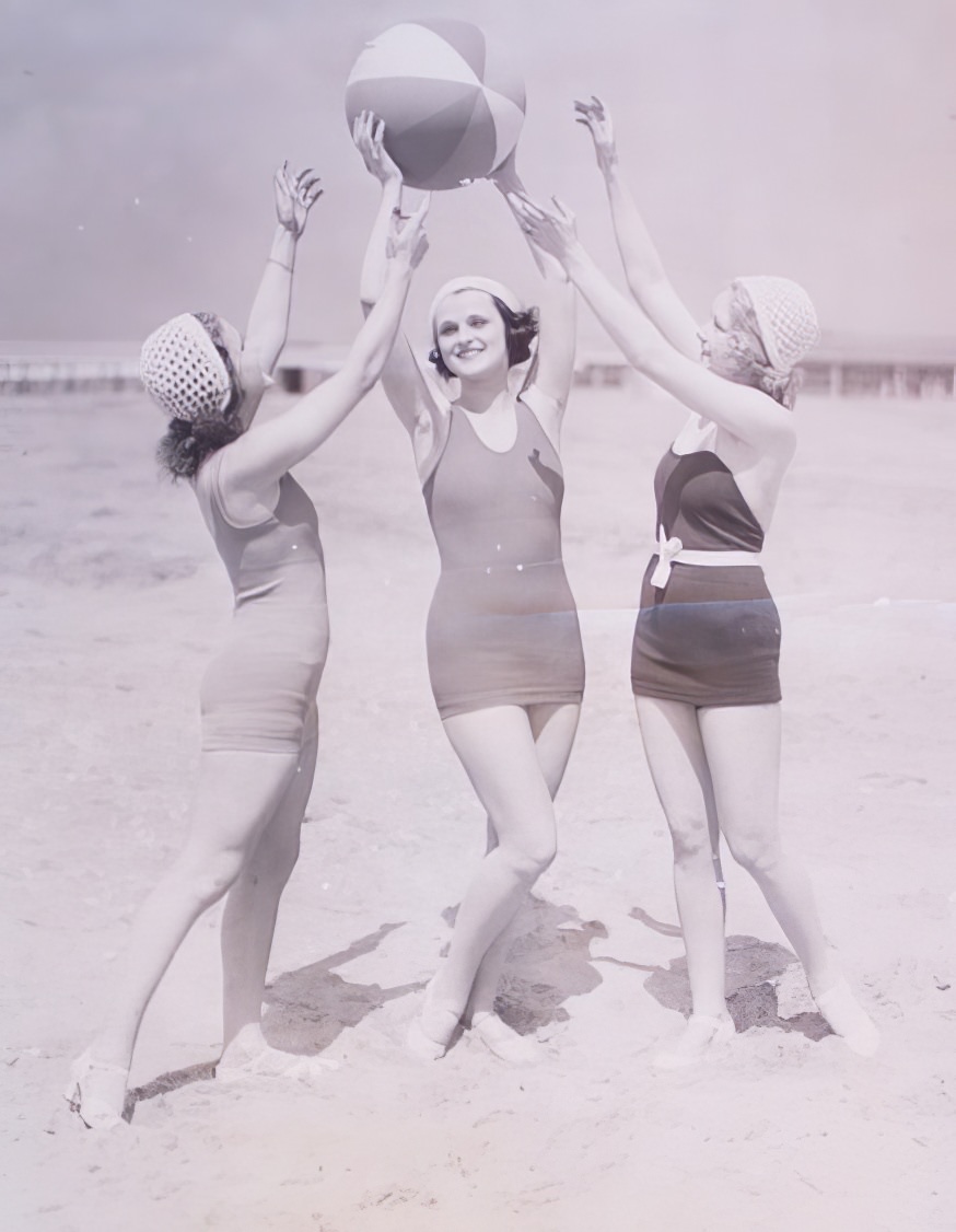 The Bathing Beauties of Early 1900s: A Photographic Exploration of How Women's Swimsuits Changed Over time