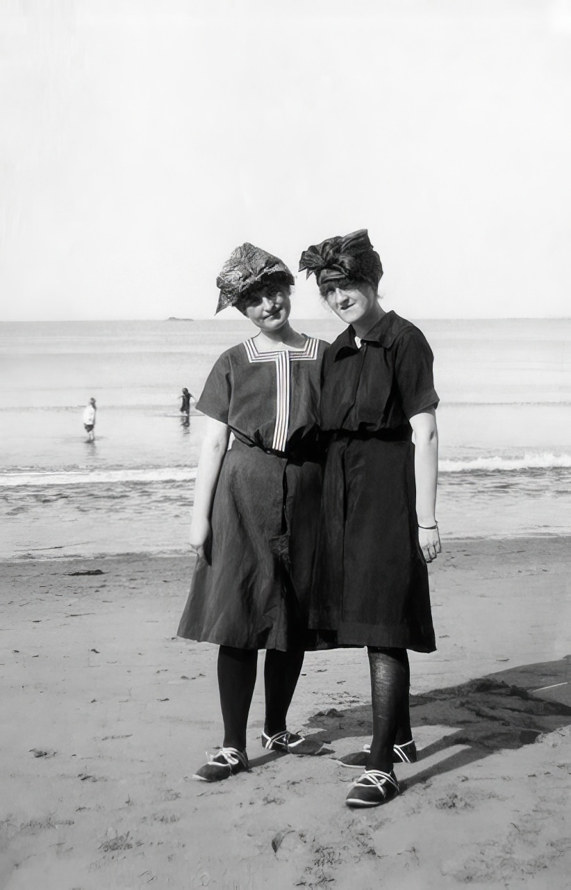 The Bathing Beauties of Early 1900s: A Photographic Exploration of How Women's Swimsuits Changed Over time