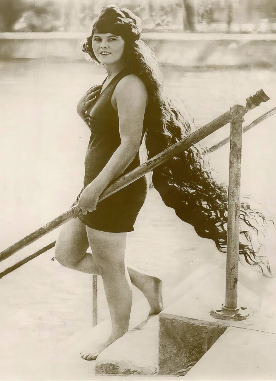 The Bathing Beauties of Early 1900s: A Photographic Exploration of How Women's Swimsuits Changed Over time