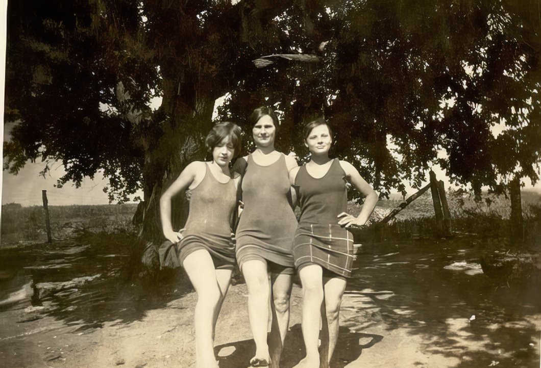 The Bathing Beauties of Early 1900s: A Photographic Exploration of How Women's Swimsuits Changed Over time