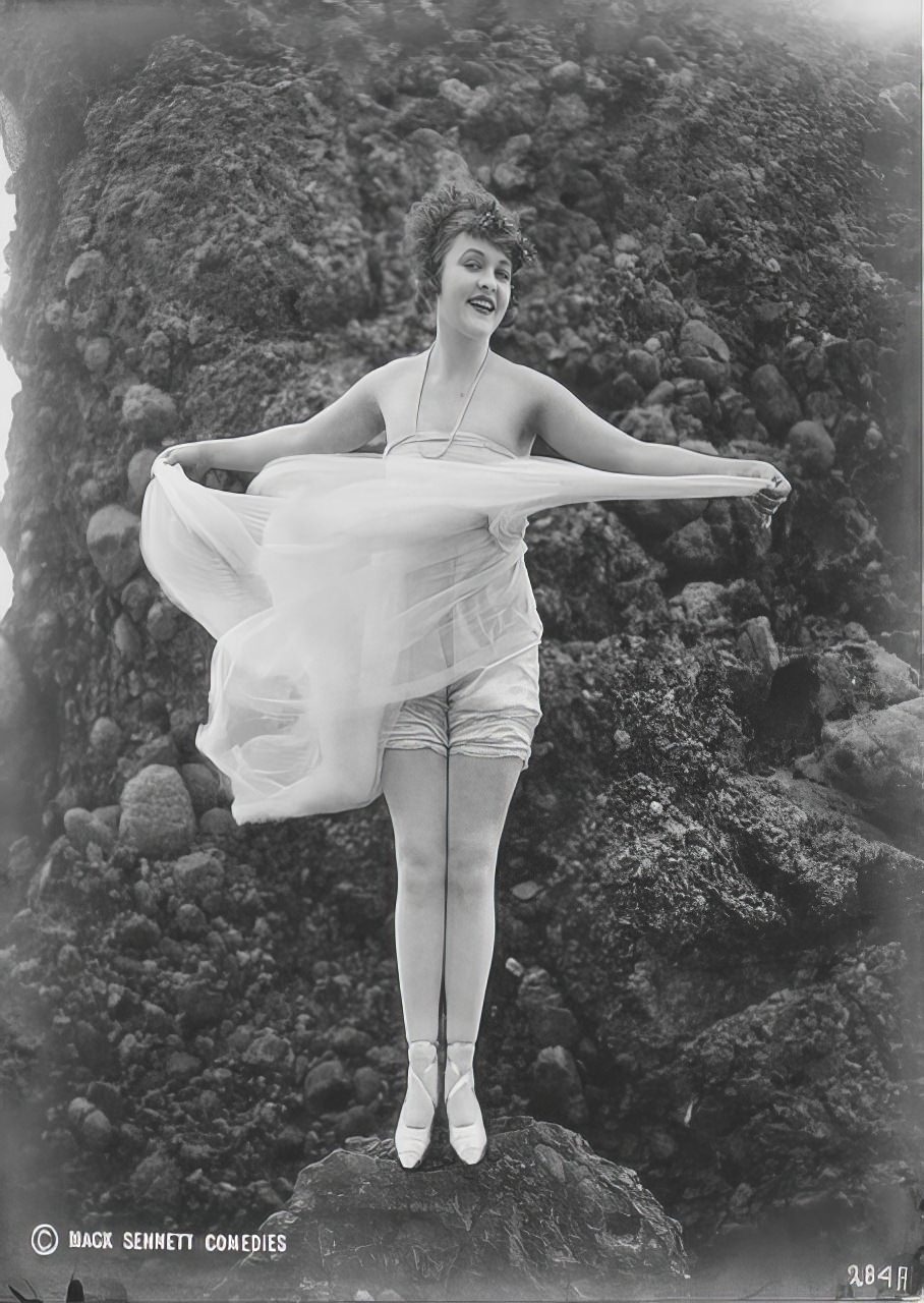 The Bathing Beauties of Early 1900s: A Photographic Exploration of How Women's Swimsuits Changed Over time