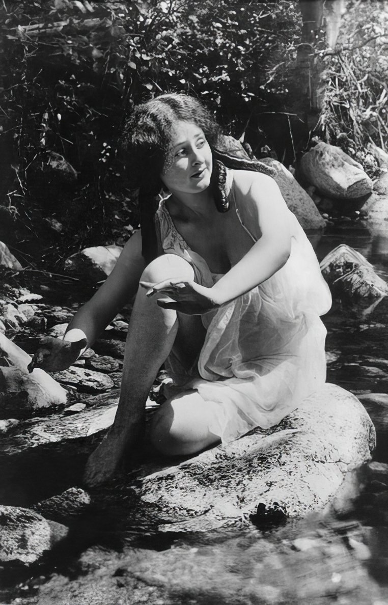 The Bathing Beauties of Early 1900s: A Photographic Exploration of How Women's Swimsuits Changed Over time