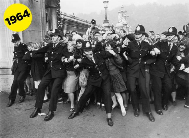 Screaming and Swooning: Vintage Photos of Beatles Fangirls of 1964-1965