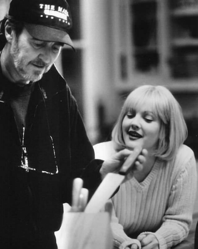 Wes Craven shows Drew Barrymore a butcher knife on the set of “Scream”