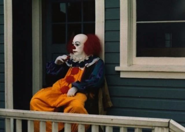 Pennywise chillin’ on a porch.