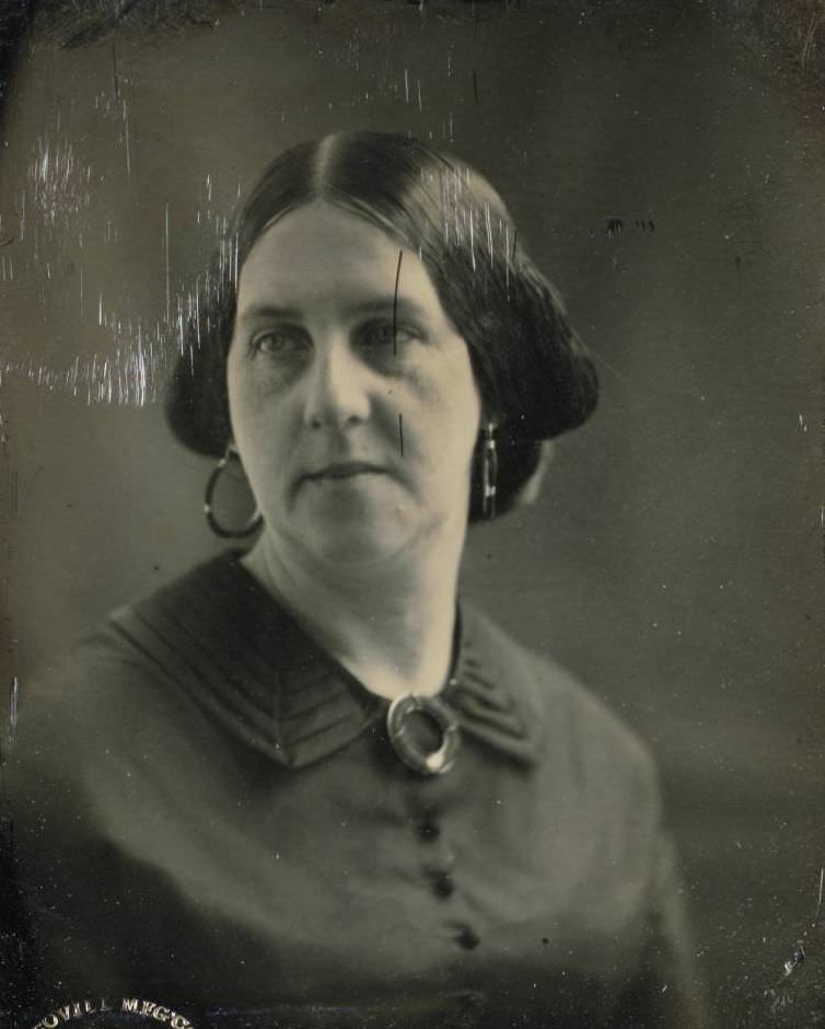 An unidentified woman.