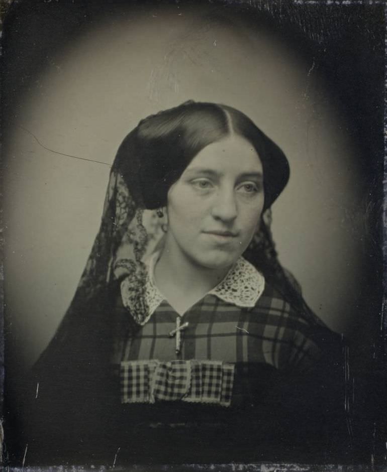 An unidentified woman.