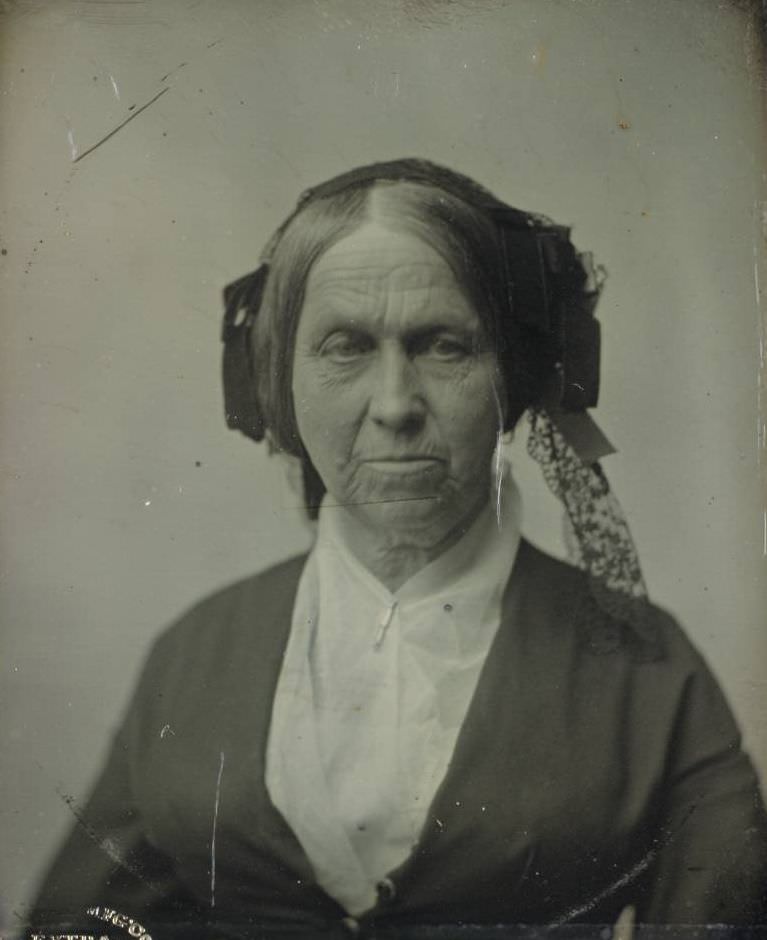 An unidentified woman.