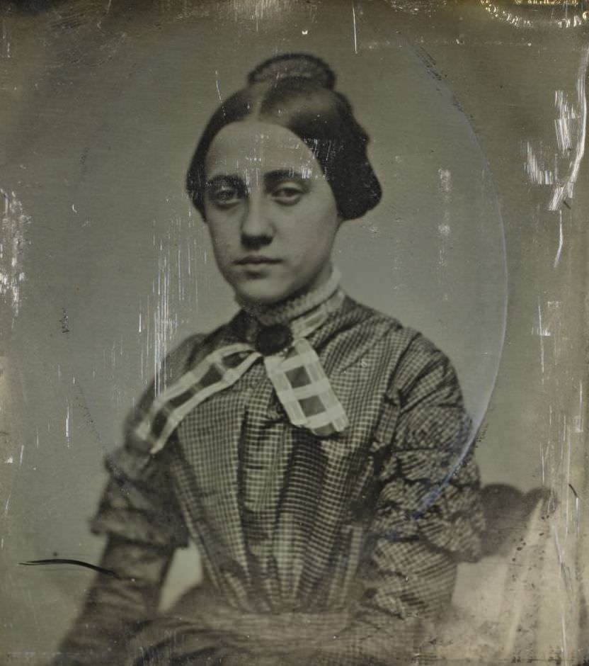 An unidentified woman.