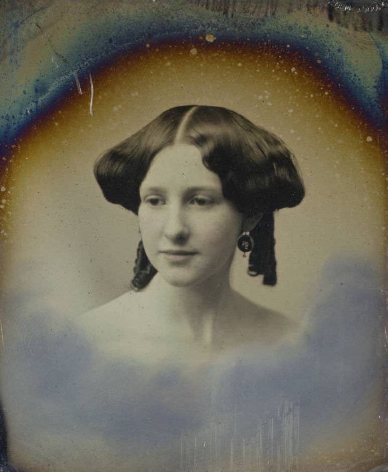 An unidentified woman.