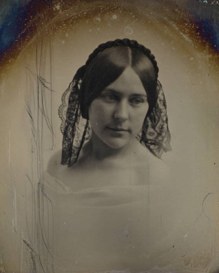 An unidentified woman.