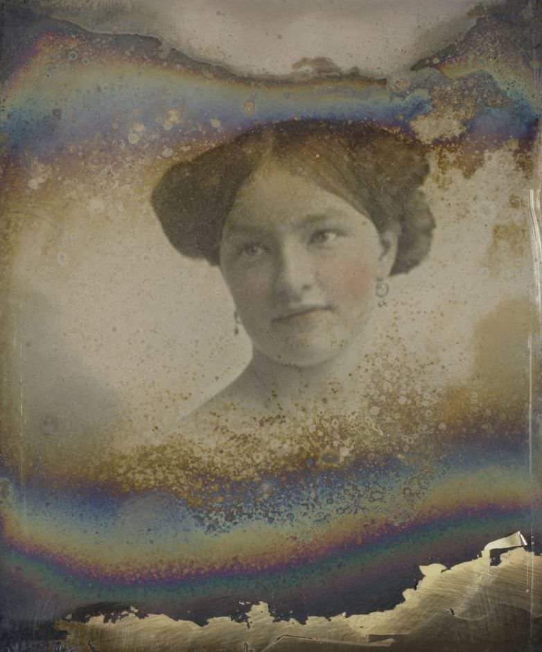 An unidentified woman.