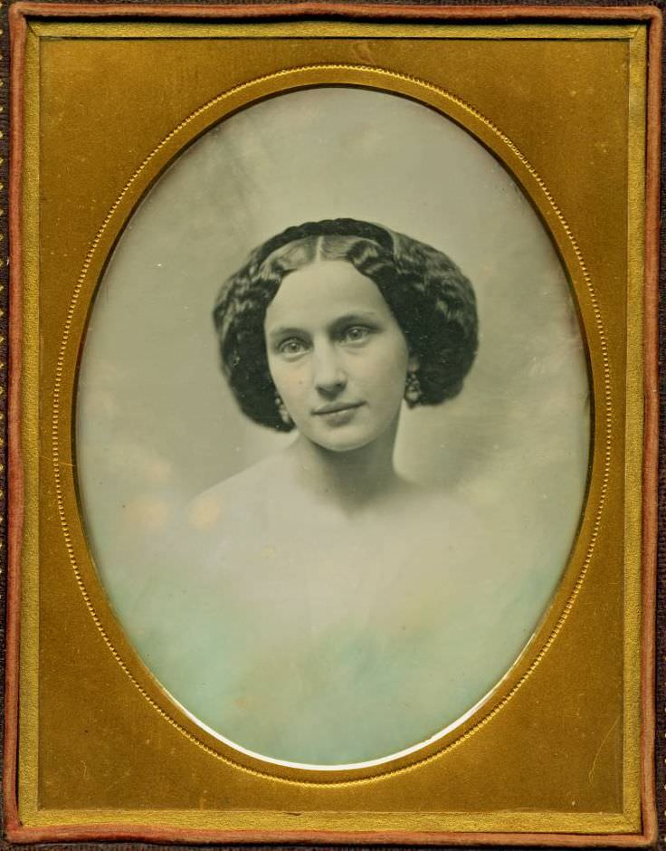 An unidentified woman.