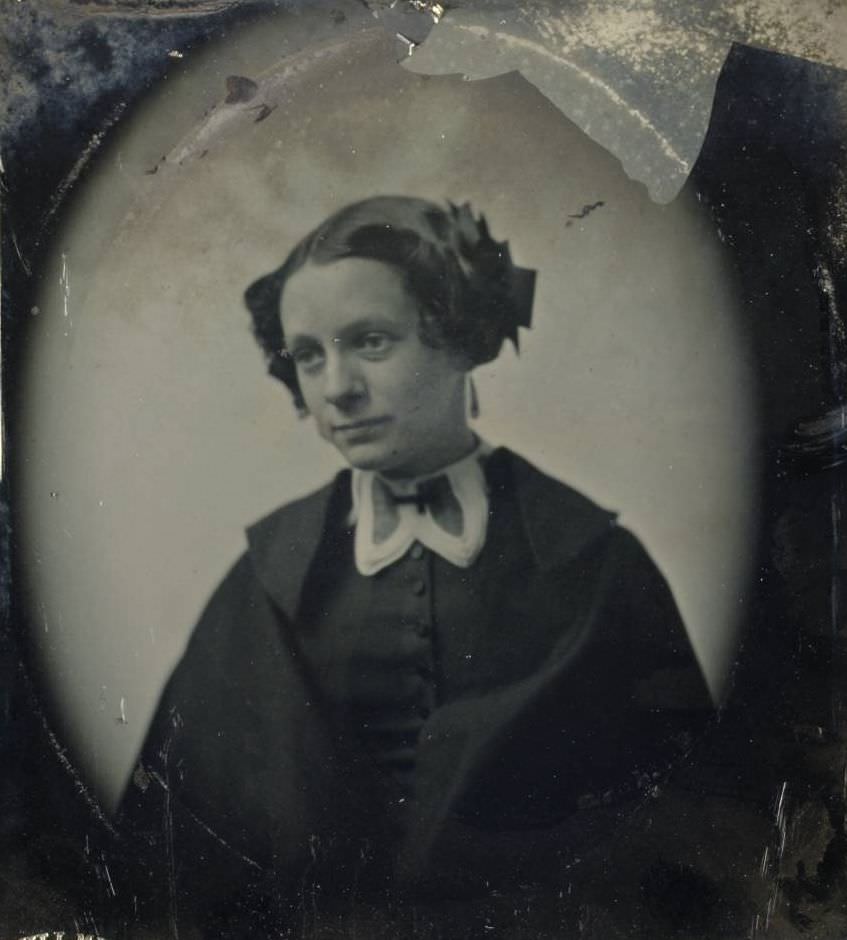 An unidentified woman.