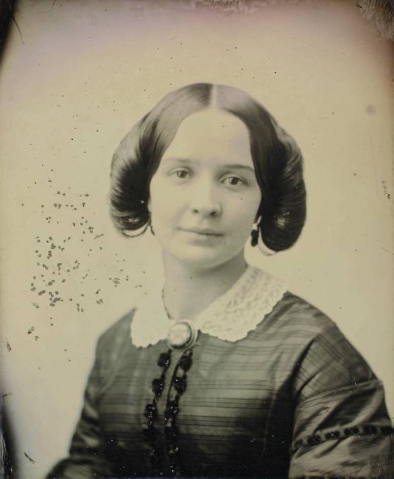 An unidentified woman.