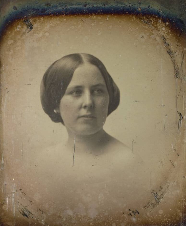 An unidentified woman.