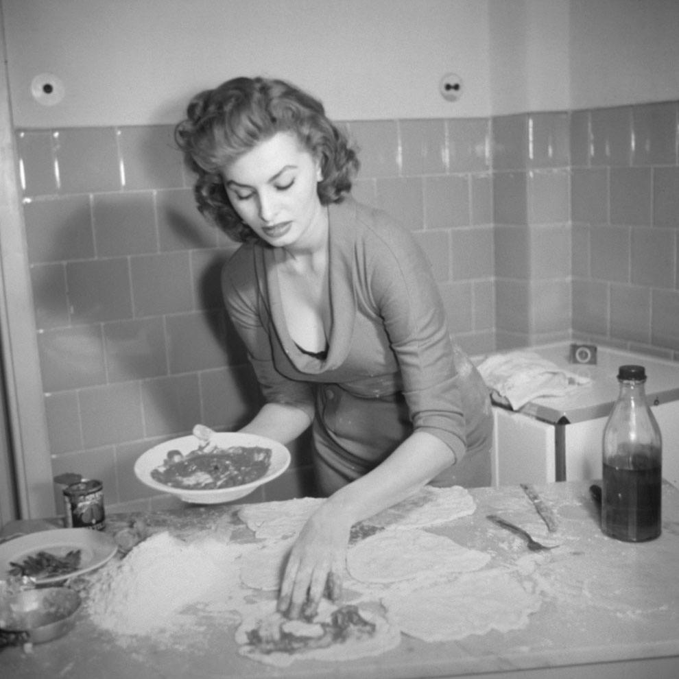 Sophia Loren cooking, 1965.