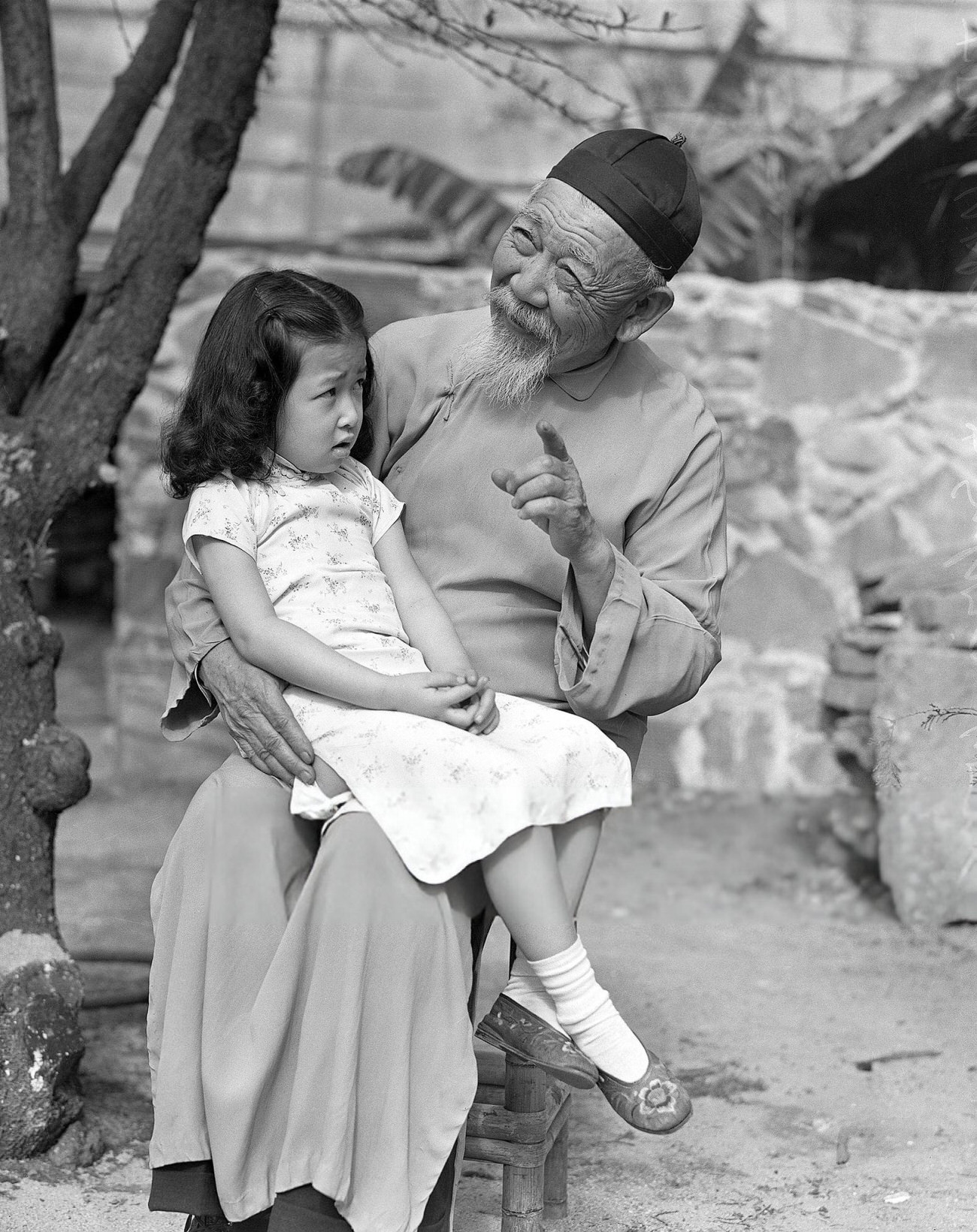 Tom Yuen tells a story to Sylvia Wong during Chinese New Year celebrations in Los Angeles, 1942.