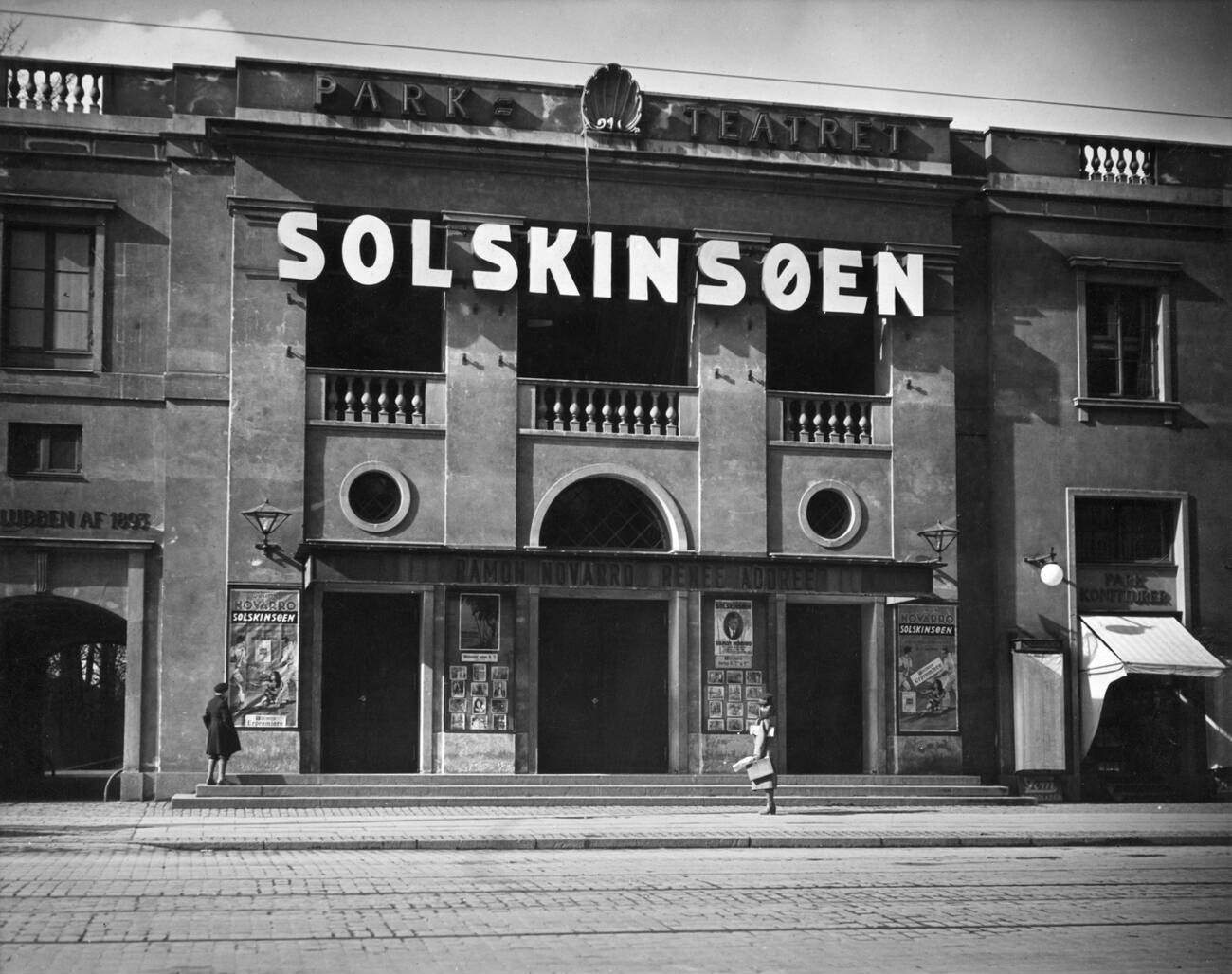 Ramon Novarro and Renee Adoree in *The Pagan*, at a Copenhagen cinema, 1930