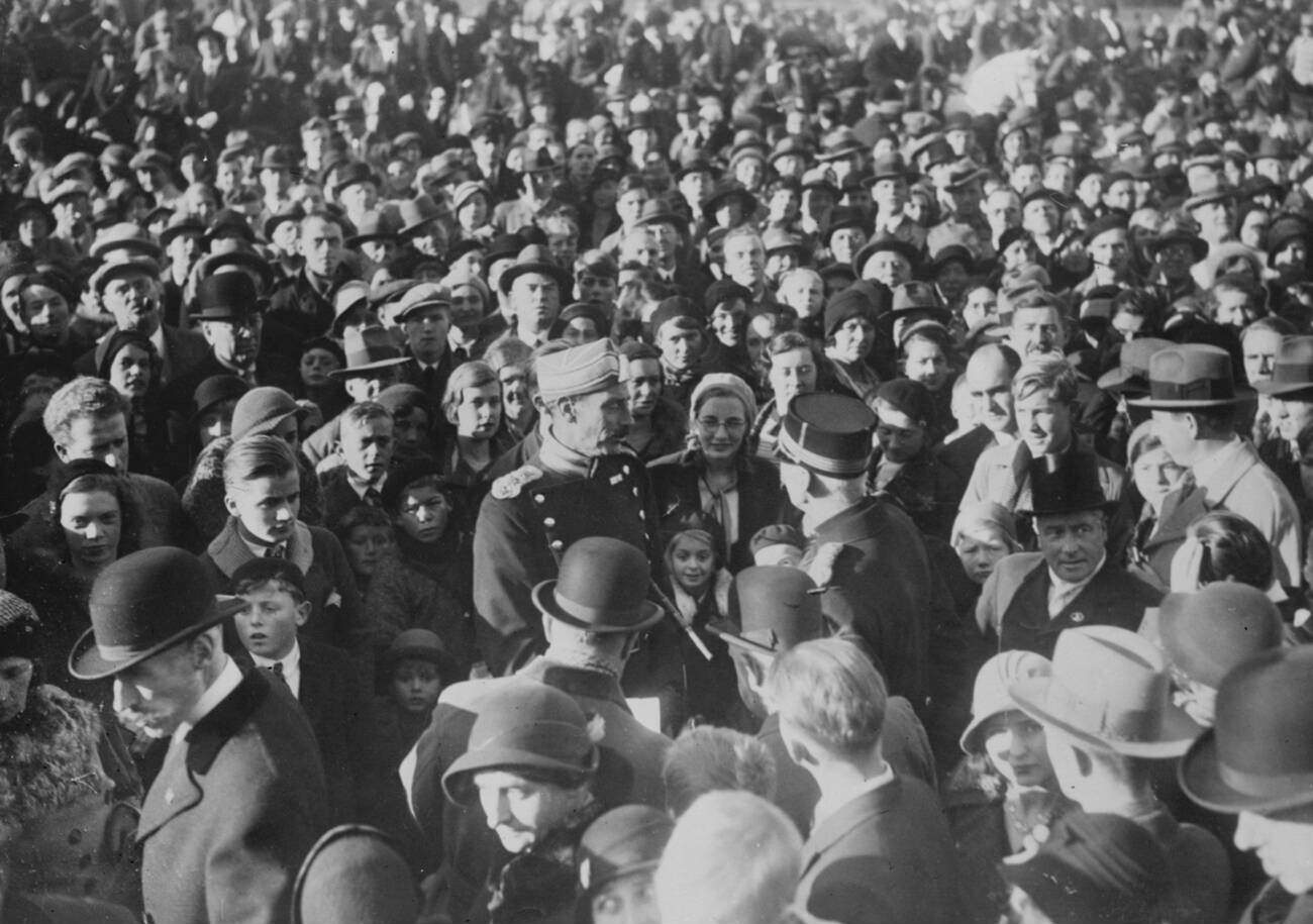 King Christian X mobbed at a steeplechase, 1932