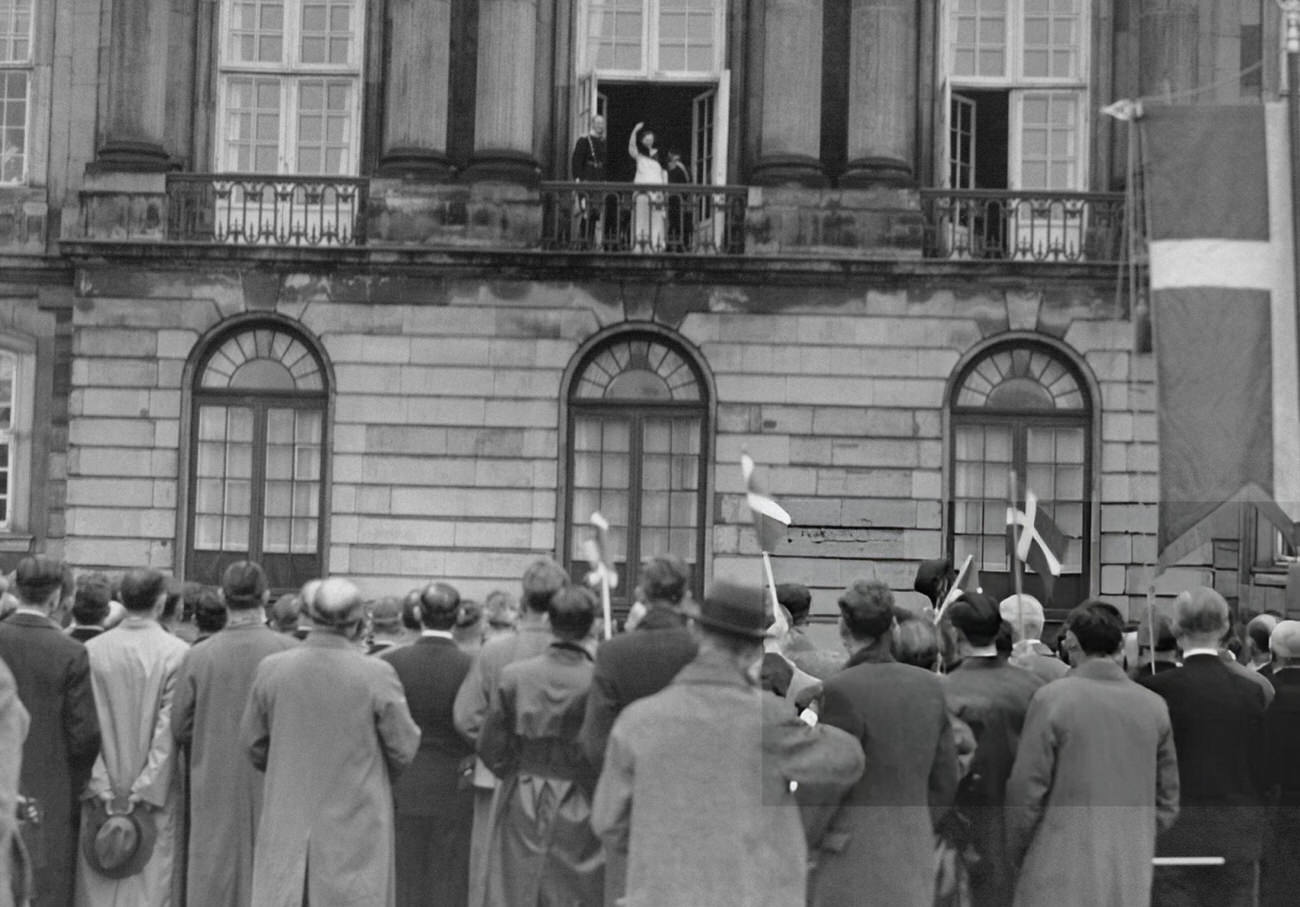 King Christian X and Queen Alexandrine on a balcony, 1937