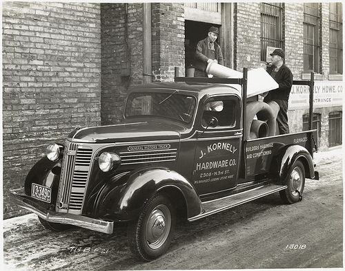 Model T 14 B - F 21 Men are loading hardware.