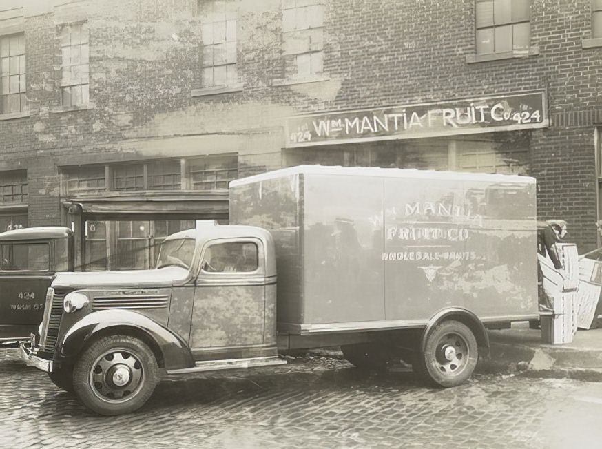 Model T16 B K 39 Men loading fruits.