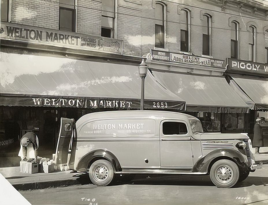 Model T 14 B - D 16 used by Welton Market for shipping groceries.