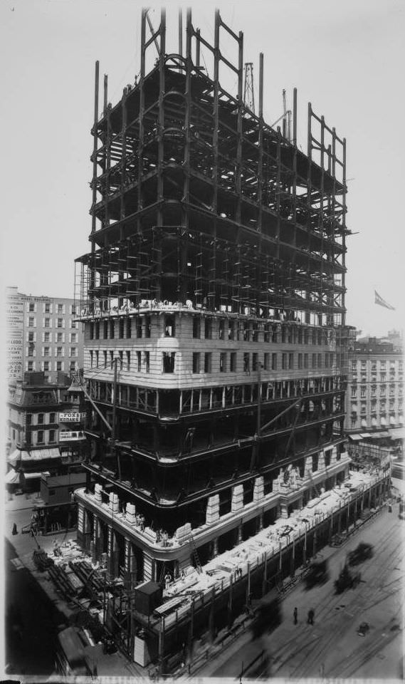 Construction of the Flatiron Building.