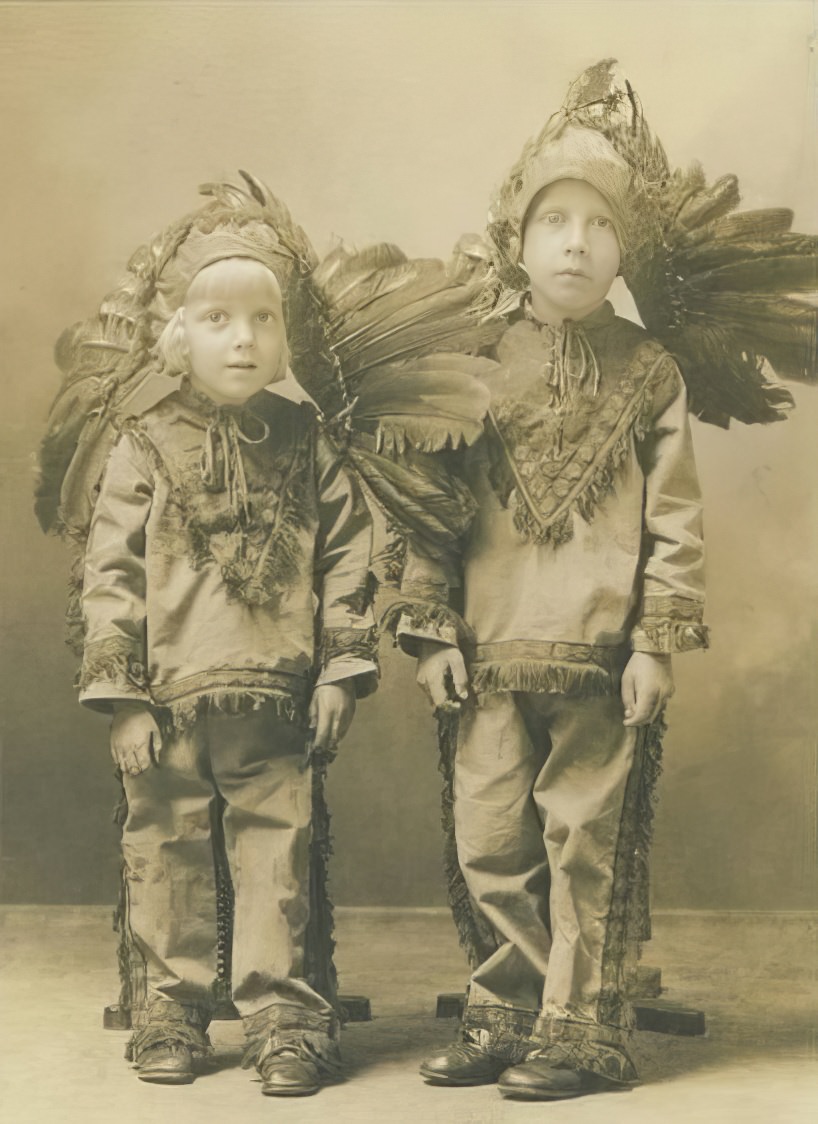 Children dressed as Indians, 1900