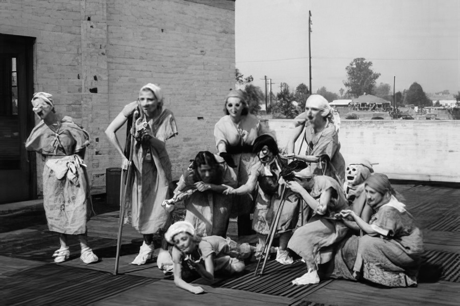 Acting troop on Halloween – The ink paint beggars, 1939