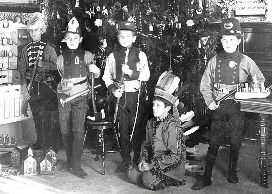 Boys dressed as US army and Indians, 1905