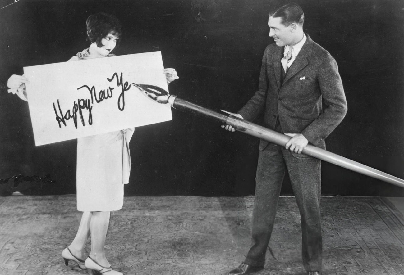 Clara Bow and Larry Gray with a New Year's greeting, 1925.