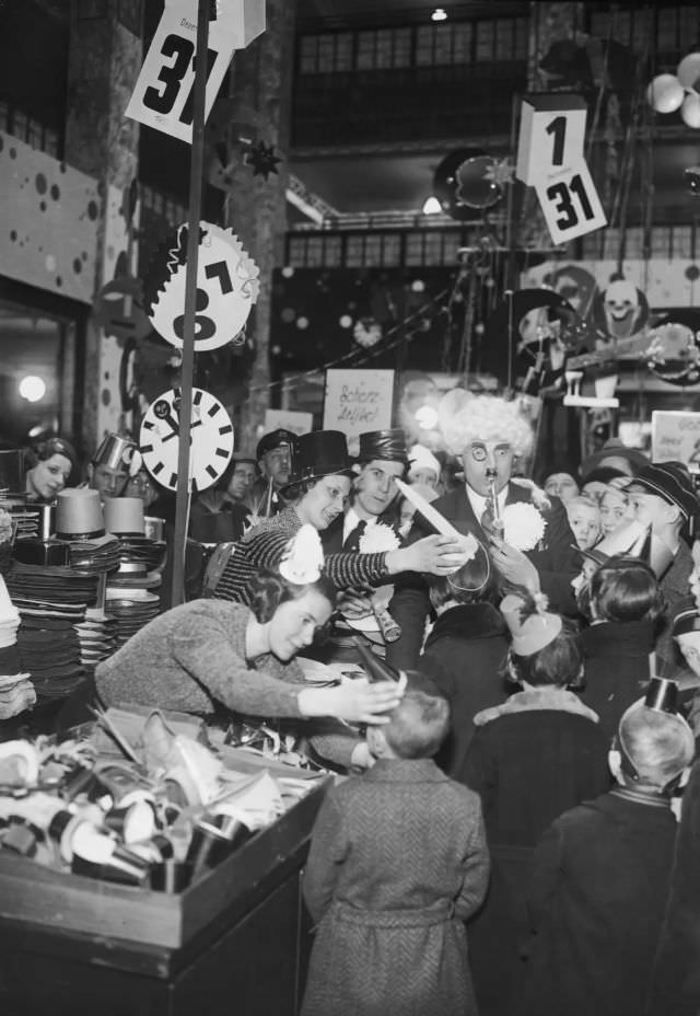 Stunning Vintage Photos of New Year's Eve Parties from the 1920s